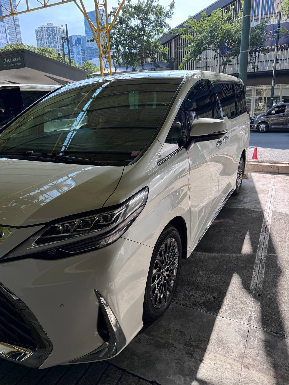 出售LM350h 纯油 走了4万6，23年买的 原装2座