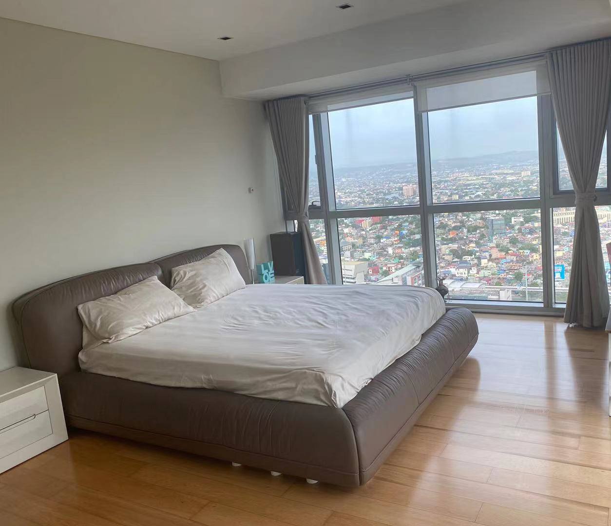 One Serendra  east tower 3室一手出租