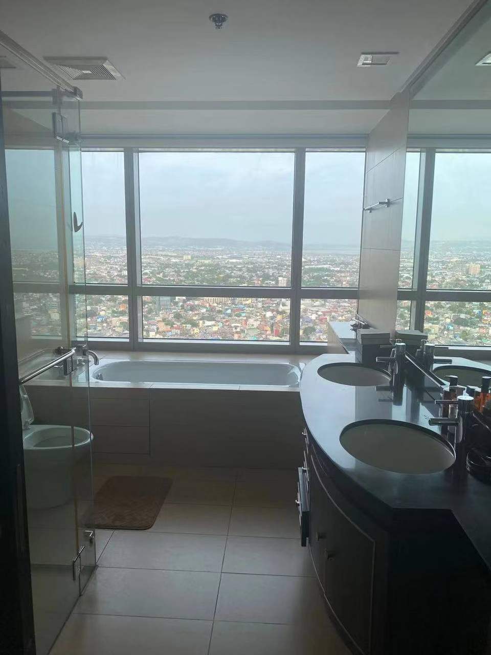 One Serendra  east tower 3室一手出租