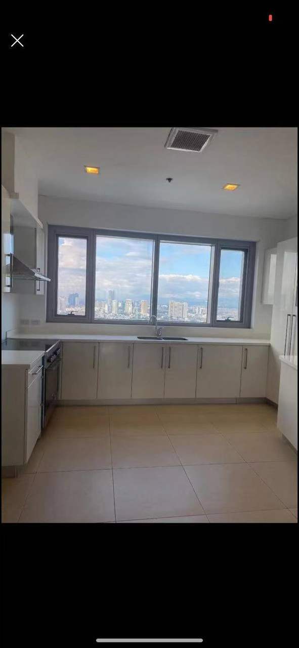 One Serendra  east tower 3室一手出租